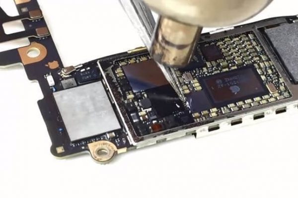 iPhone-servis-olomouc-samsung-oprava-zakladove-desky-odstraneni-oxidace
